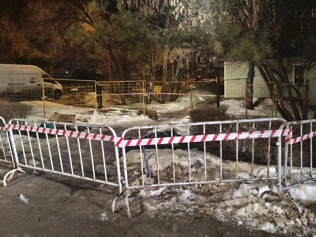 В Тамбове на перекрёстке улиц Карла Маркса и бульвара Энтузиастов провалился коллектор В Тамбове на перекрёстке улиц Карла Маркса и бульвара Энтузиастов провалился коллектор