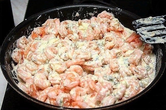 Нежные креветки в сырном соусе, которые покорят вас