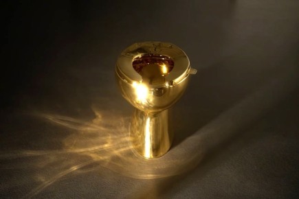 На аукционе продают золотой унитаз каталонского художника