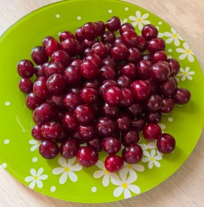 Быстрое вишневое варенье, которое порадует любителей легких десертов