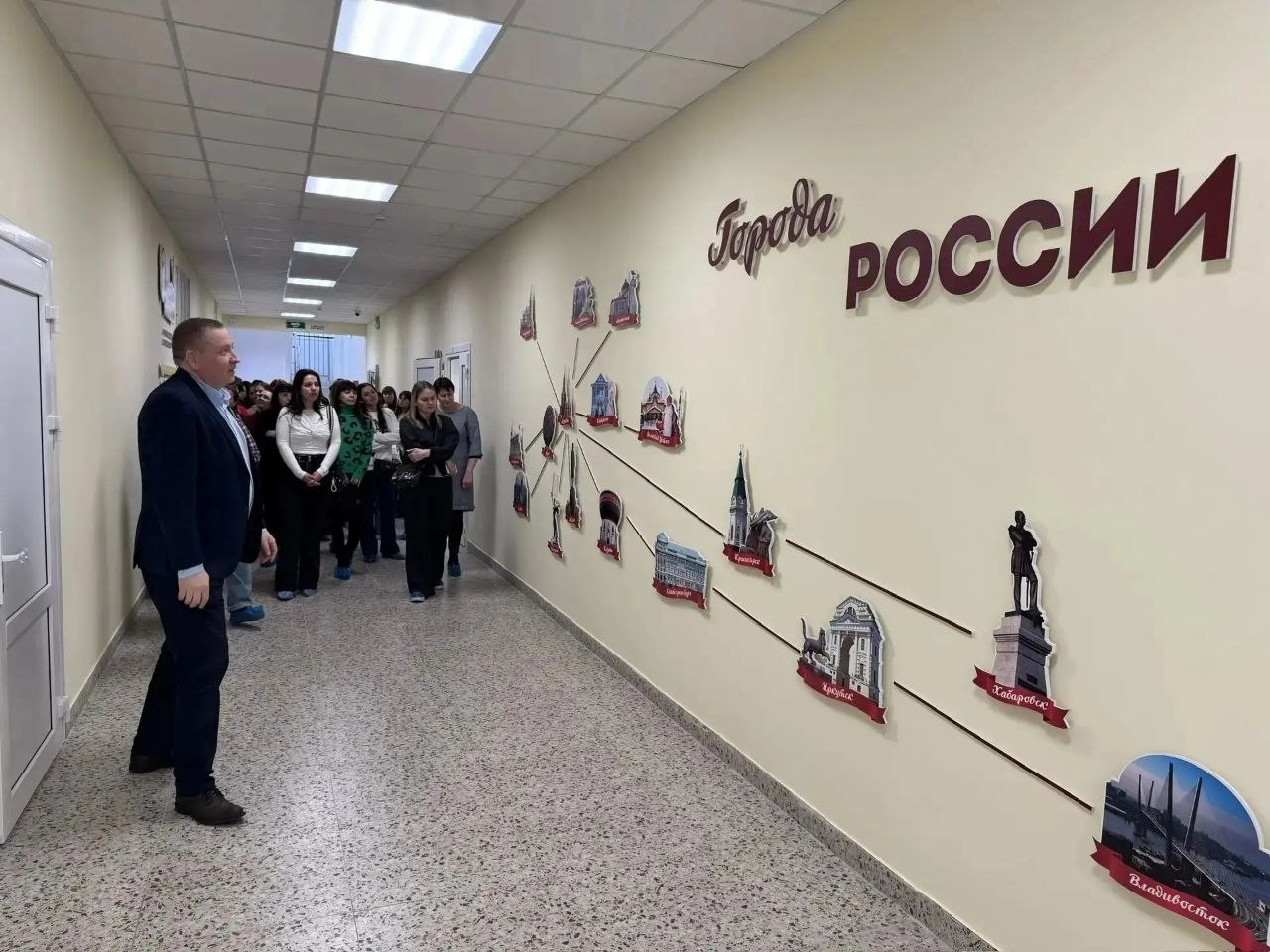 В первом корпусе школы №24, недавно открывшемся после капитального ремонта в рамках нацпроекта «Молодёжь и дети», состоялось собрание для родителей учащихся 1-4-х классов