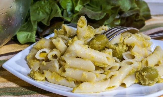 Магия простоты: пенне в оливковом соусе с чесноком