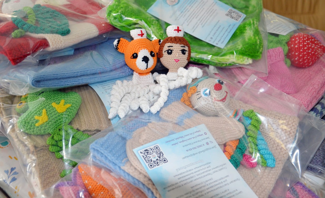 Мастерицы клуба «28 петель» и благотворительная организация «Крошки с ладошку» передали милые подарки самым маленьким пациентам Перинатального центра Тамбова Мастерицы клуба «28 петель» и благотворительная организация «Крошки с ладошку» передали милые подарки самым маленьким пациентам Перинатального центра Тамбова