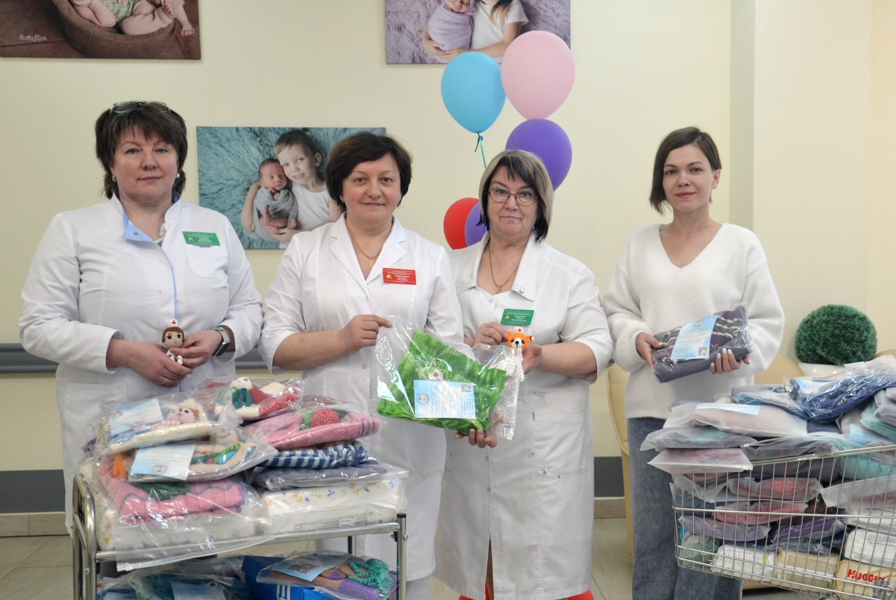Мастерицы клуба «28 петель» и благотворительная организация «Крошки с ладошку» передали милые подарки самым маленьким пациентам Перинатального центра Тамбова