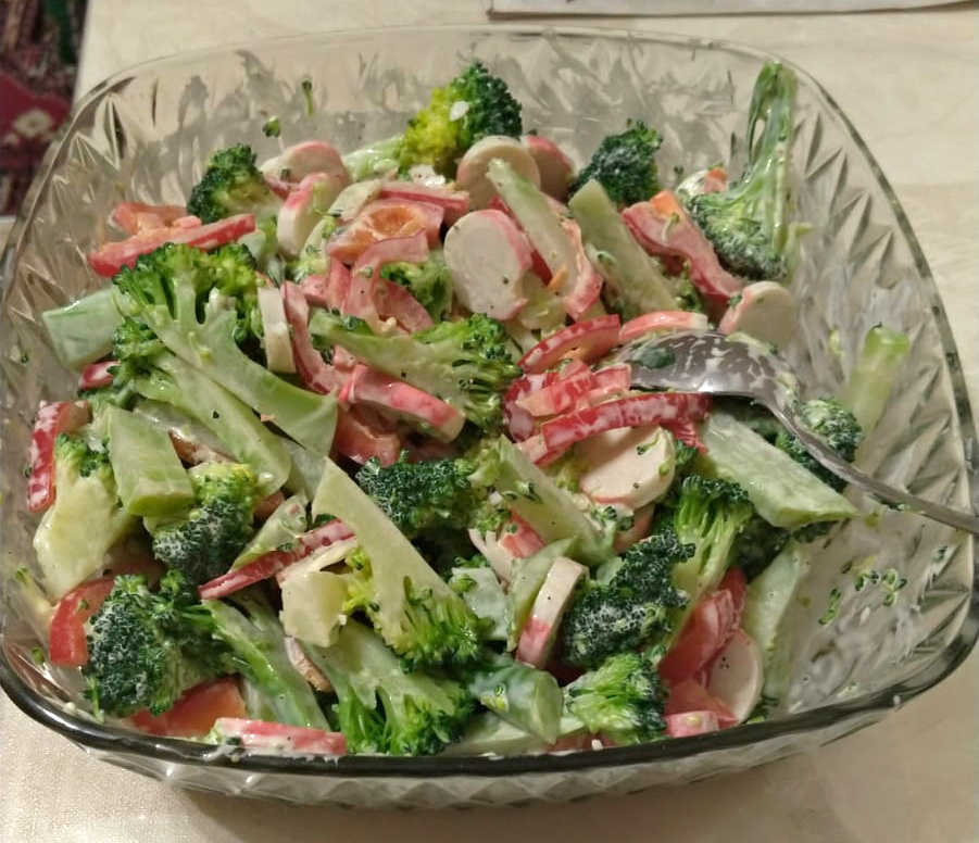 Яркий крабовый салат с брокколи для любого стола