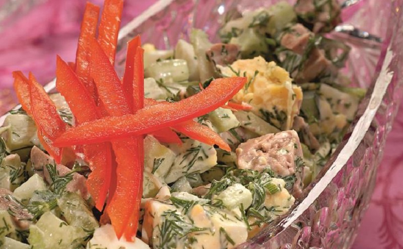 Настоящая классика: как приготовить салат «Полковничий» для вашего праздничного стола