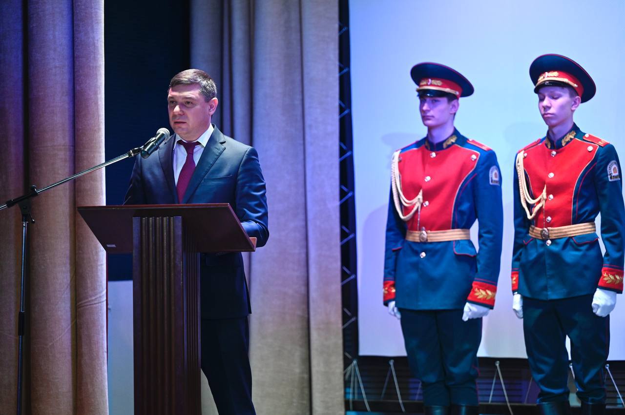 Евгений Первышов: Поздравил военнослужащих, сотрудников и ветеранов Росгвардии с профессиональным праздником