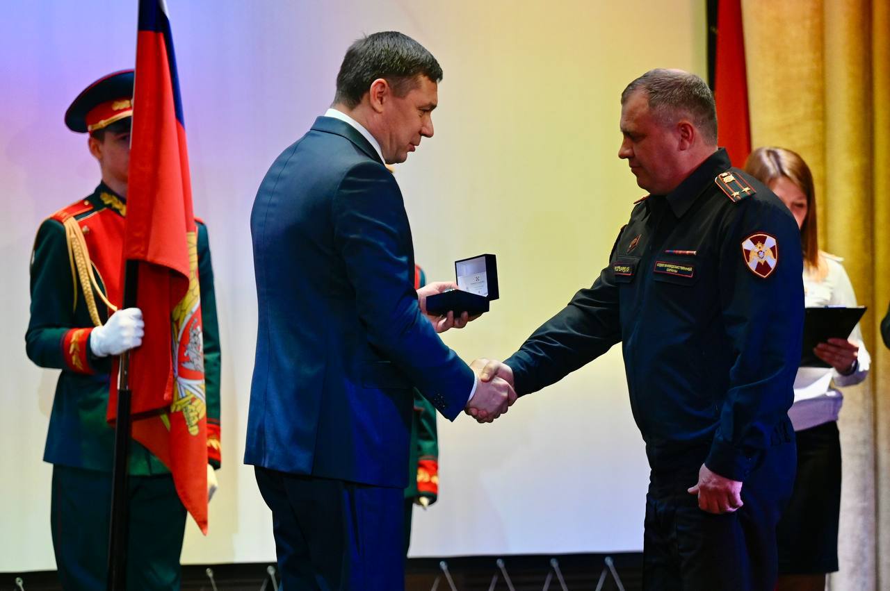 Евгений Первышов: Поздравил военнослужащих, сотрудников и ветеранов Росгвардии с профессиональным праздником Евгений Первышов: Поздравил военнослужащих, сотрудников и ветеранов Росгвардии с профессиональным праздником