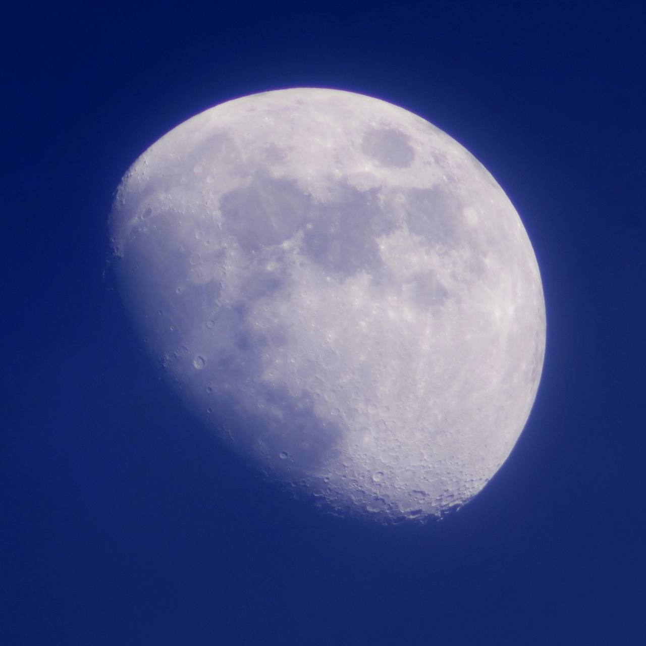 Луна на дневном небе