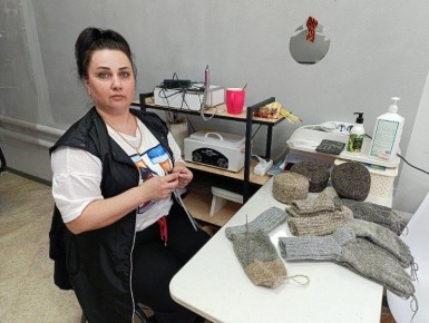 Мастерицы из Тамбовской области вяжут носки для бойцов СВО