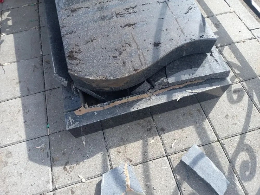 Вандалы повредили надгробья на кладбище в селе Куксово Вандалы повредили надгробья на кладбище в селе Куксово