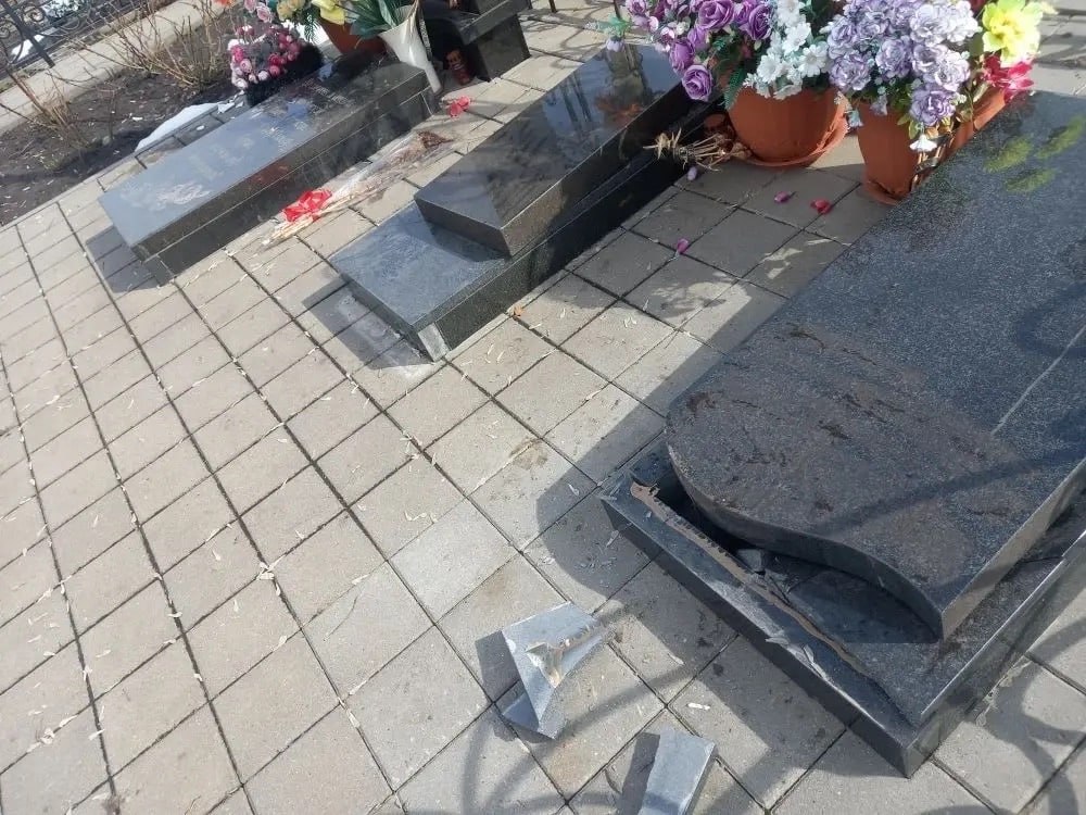 Вандалы повредили надгробья на кладбище в селе Куксово Вандалы повредили надгробья на кладбище в селе Куксово