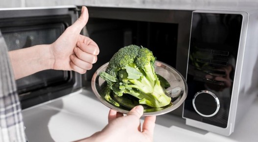 Как быстро и вкусно готовить в микроволновке: советы для занятого повара