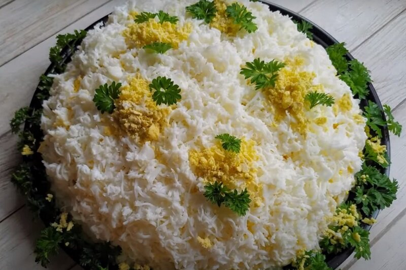 Нежный салат с куриной печенью: оригинальный рецепт для праздничного стола