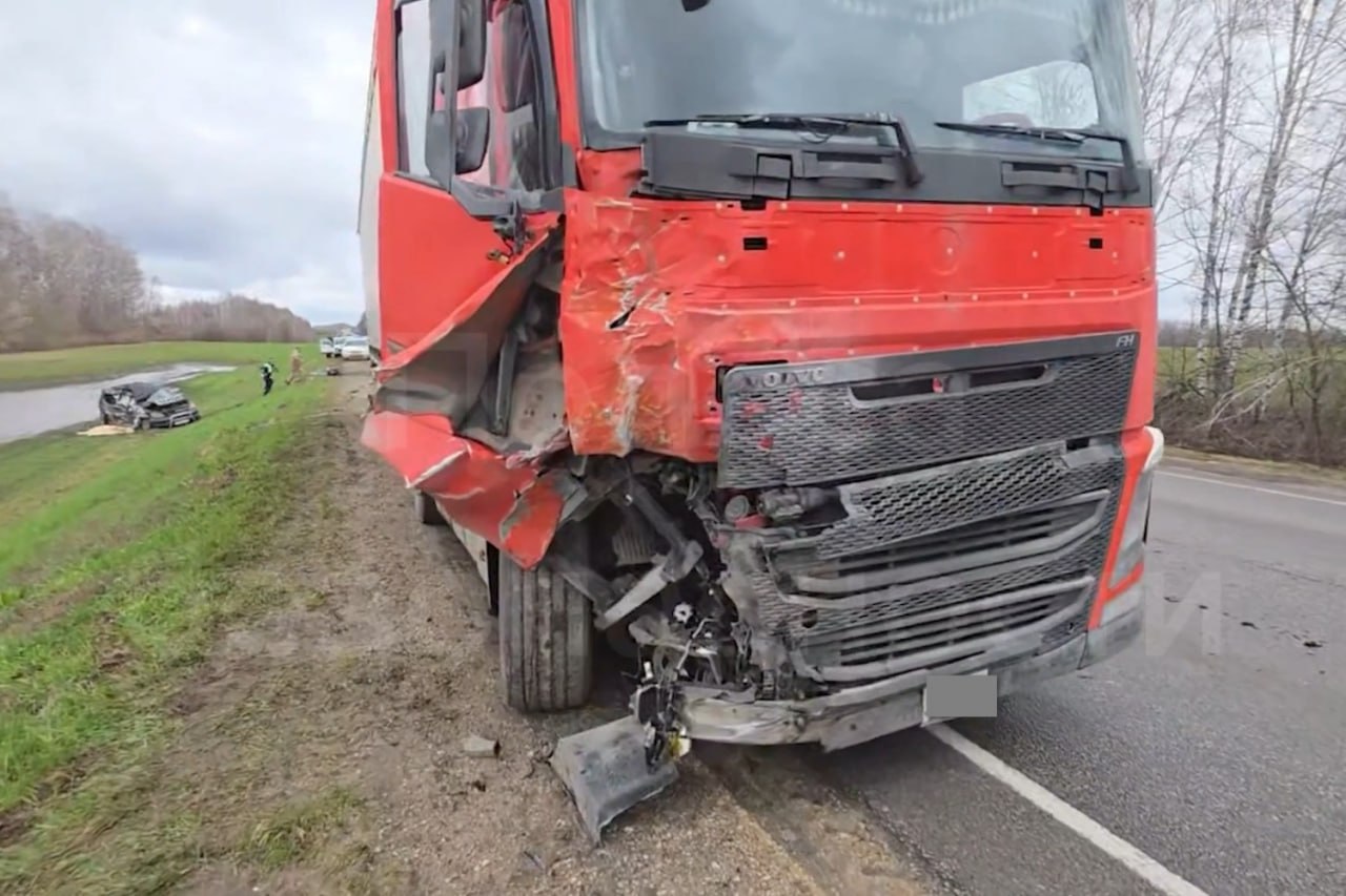 В Рассказовском округе легковушка столкнулась с грузовиками: один человек погиб В Рассказовском округе легковушка столкнулась с грузовиками: один человек погиб