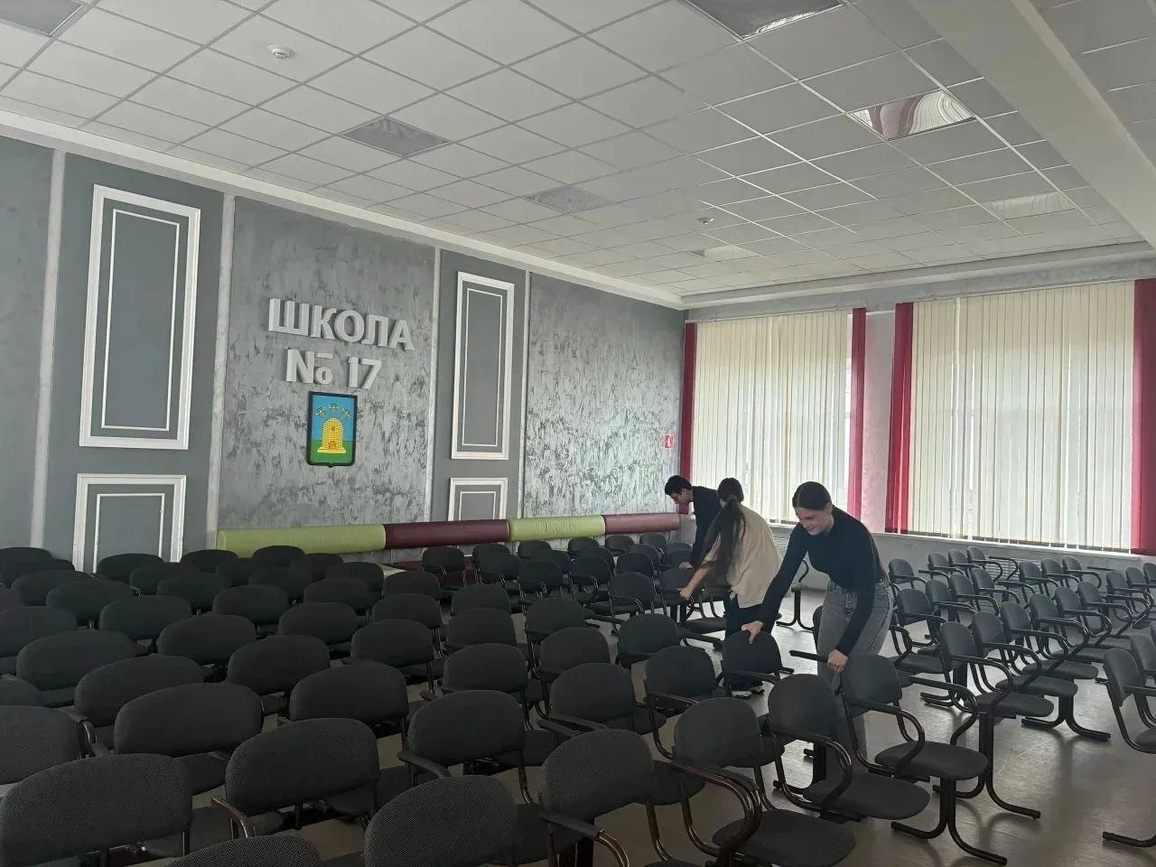 На весенних каникулах более 180 подростков приняли участие в программе временного трудоустройства на базе школ