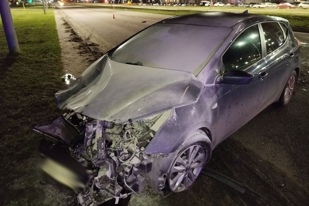 На севере Тамбова легковушка врезалась в бордюр и «Гранту»: трое пострадали На севере Тамбова легковушка врезалась в бордюр и «Гранту»: трое пострадали