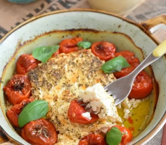 Запеченная фета с помидорами черри: неожиданный гастрономический шедевр