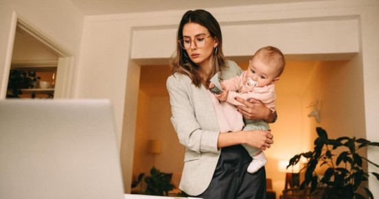 Владимир Путин подписал запрет работодателям устанавливать испытательный срок при трудоустройстве женщин с детьми до трех лет