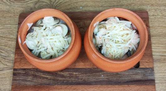 Пельмени с грибами и сыром: уют в горшочке на любой стол