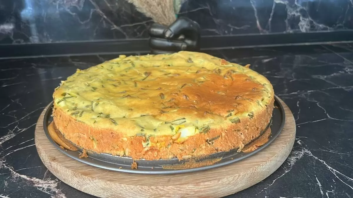 Летний заливной пирог с яйцом и зеленым луком