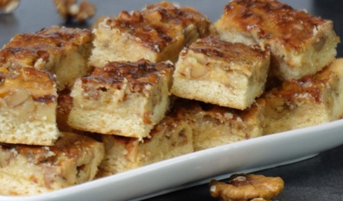 Невероятный пирог со сгущёнкой, который исчезает с тарелки за считанные минуты