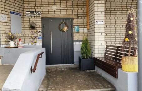 Необычный подъезд в доме №1/25 по Астраханской в Тамбове