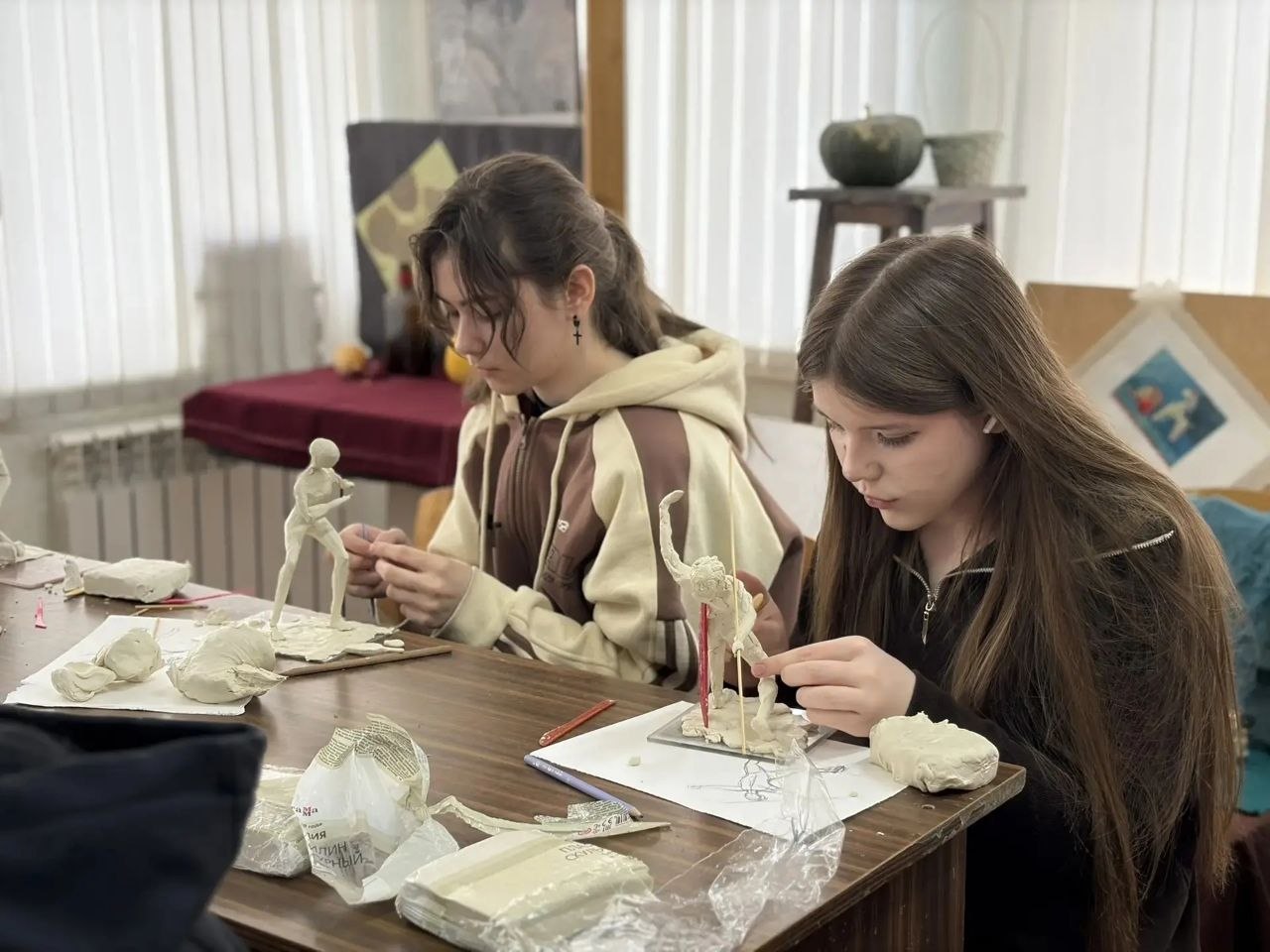 В Тамбове состоялся очный этап IV Межрегиональной олимпиады по скульптуре, где ученики Детской художественной школы №1 представили свои работы на тему «Спорт» и «Спортивные состязания» В Тамбове состоялся очный этап IV Межрегиональной олимпиады по скульптуре, где ученики Детской художественной школы №1 представили свои работы на тему «Спорт» и «Спортивные состязания»