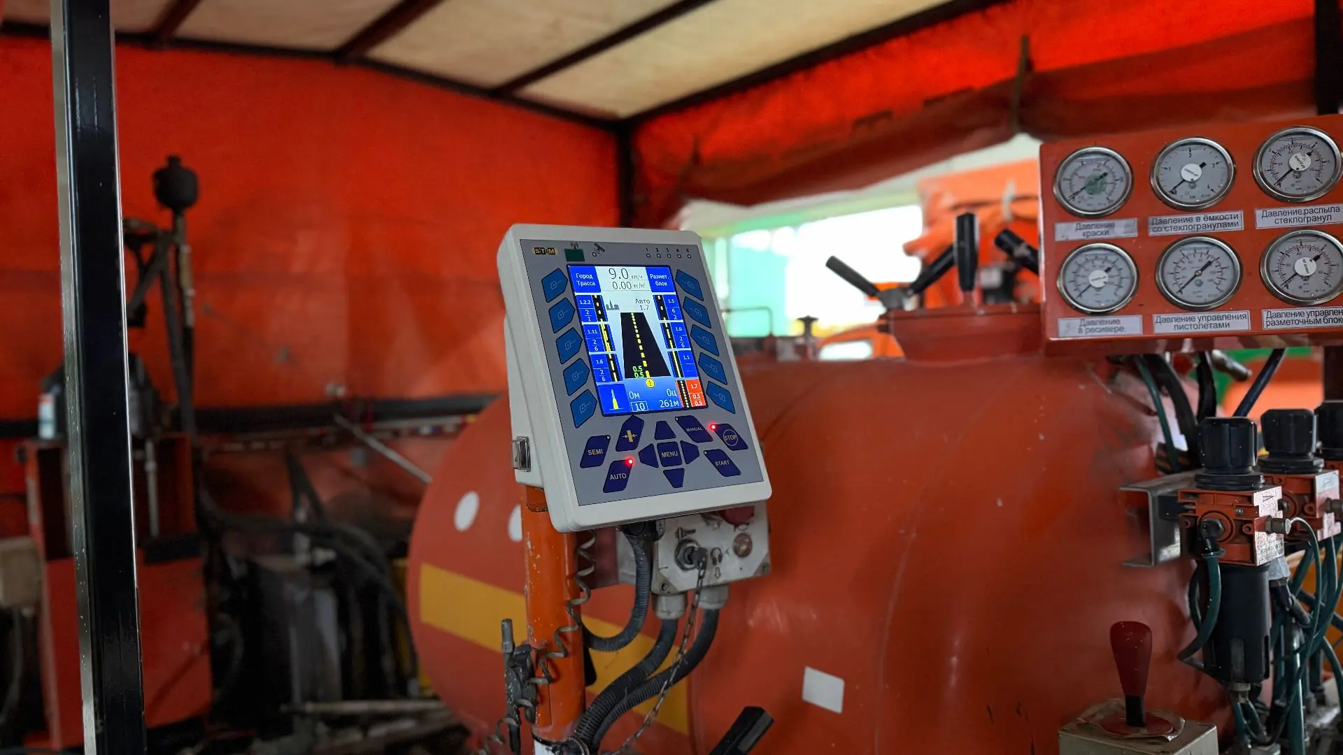 На производственной базе «Тамбовавтодора» завершилось трёхдневное обучение специалистов в сфере современных методов нанесения горизонтальной дорожной разметки