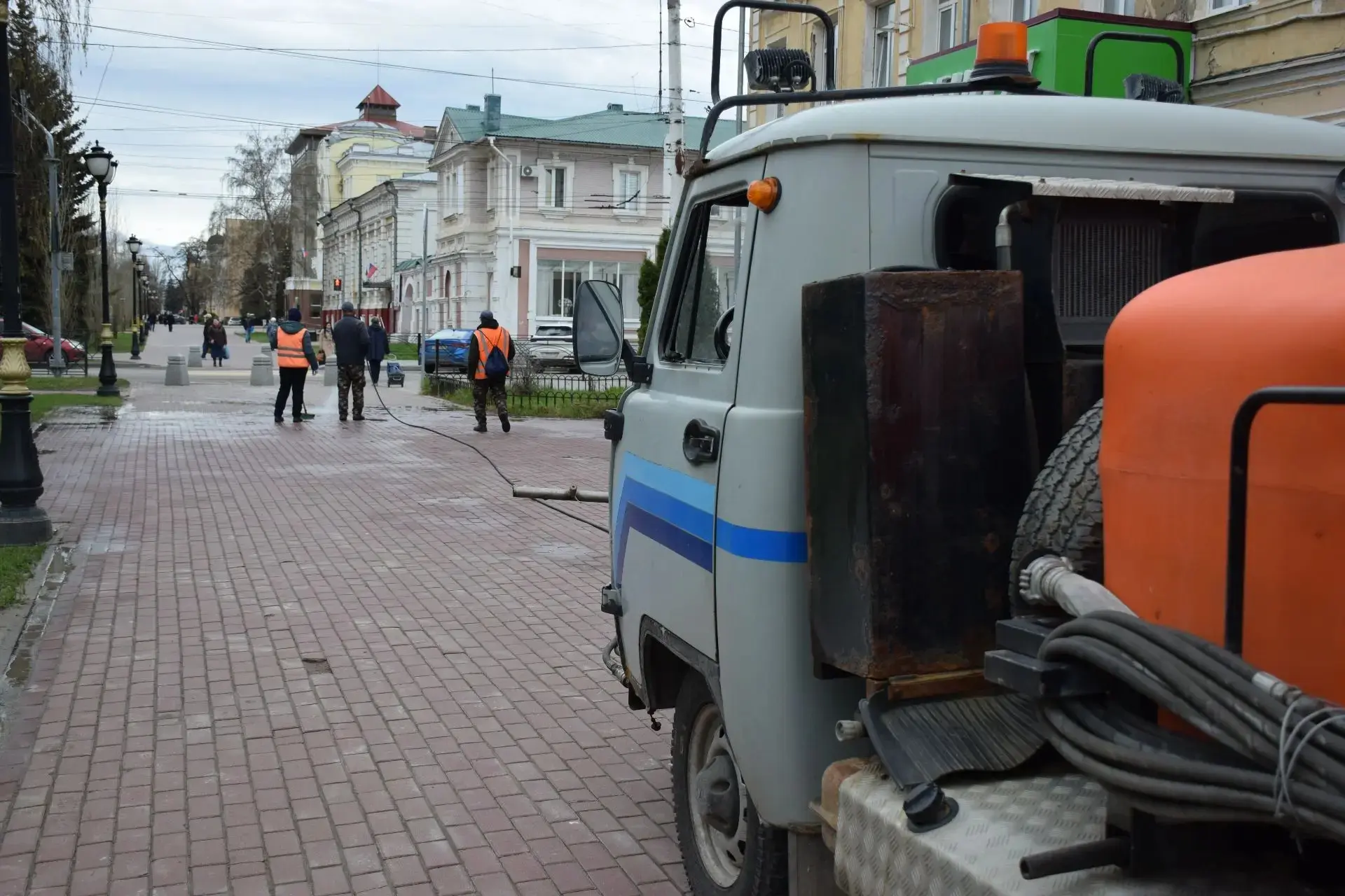 Перерыв в дождливой погоде позволил хозяйственным службам приступить к зачистке и покраске элементов дорожной инфраструктуры Перерыв в дождливой погоде позволил хозяйственным службам приступить к зачистке и покраске элементов дорожной инфраструктуры