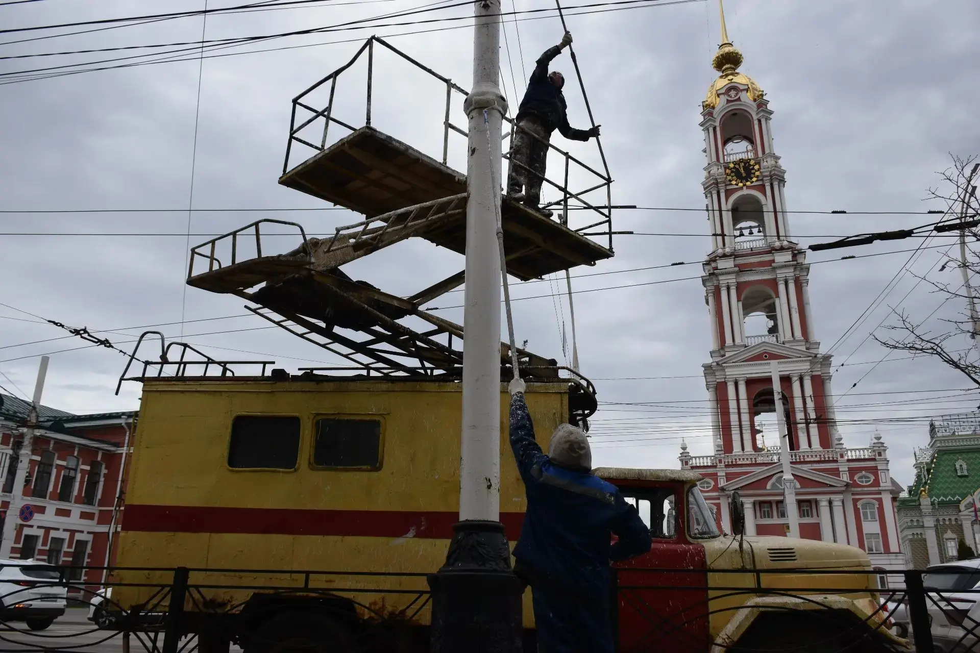 Перерыв в дождливой погоде позволил хозяйственным службам приступить к зачистке и покраске элементов дорожной инфраструктуры Перерыв в дождливой погоде позволил хозяйственным службам приступить к зачистке и покраске элементов дорожной инфраструктуры