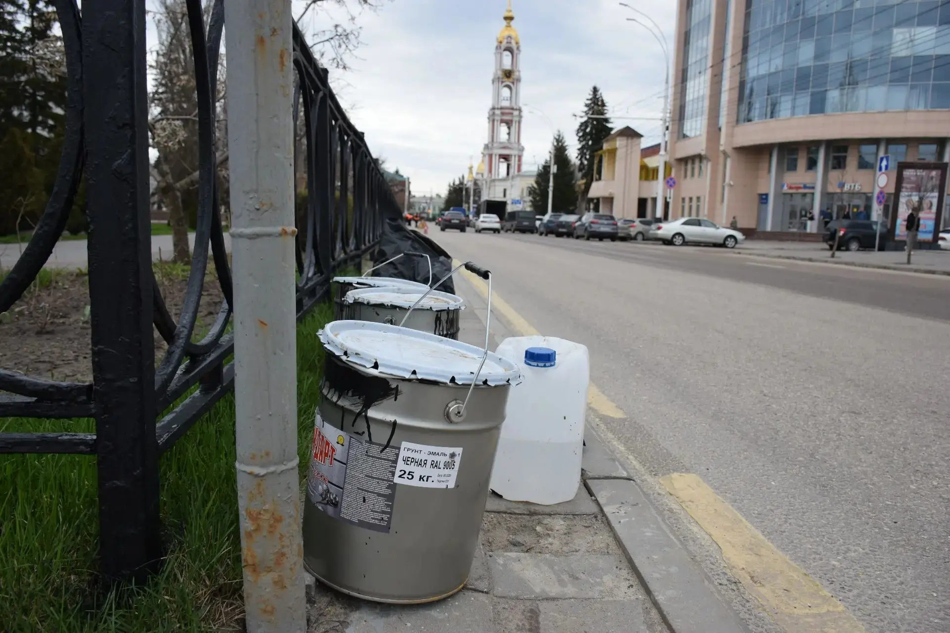 Перерыв в дождливой погоде позволил хозяйственным службам приступить к зачистке и покраске элементов дорожной инфраструктуры Перерыв в дождливой погоде позволил хозяйственным службам приступить к зачистке и покраске элементов дорожной инфраструктуры