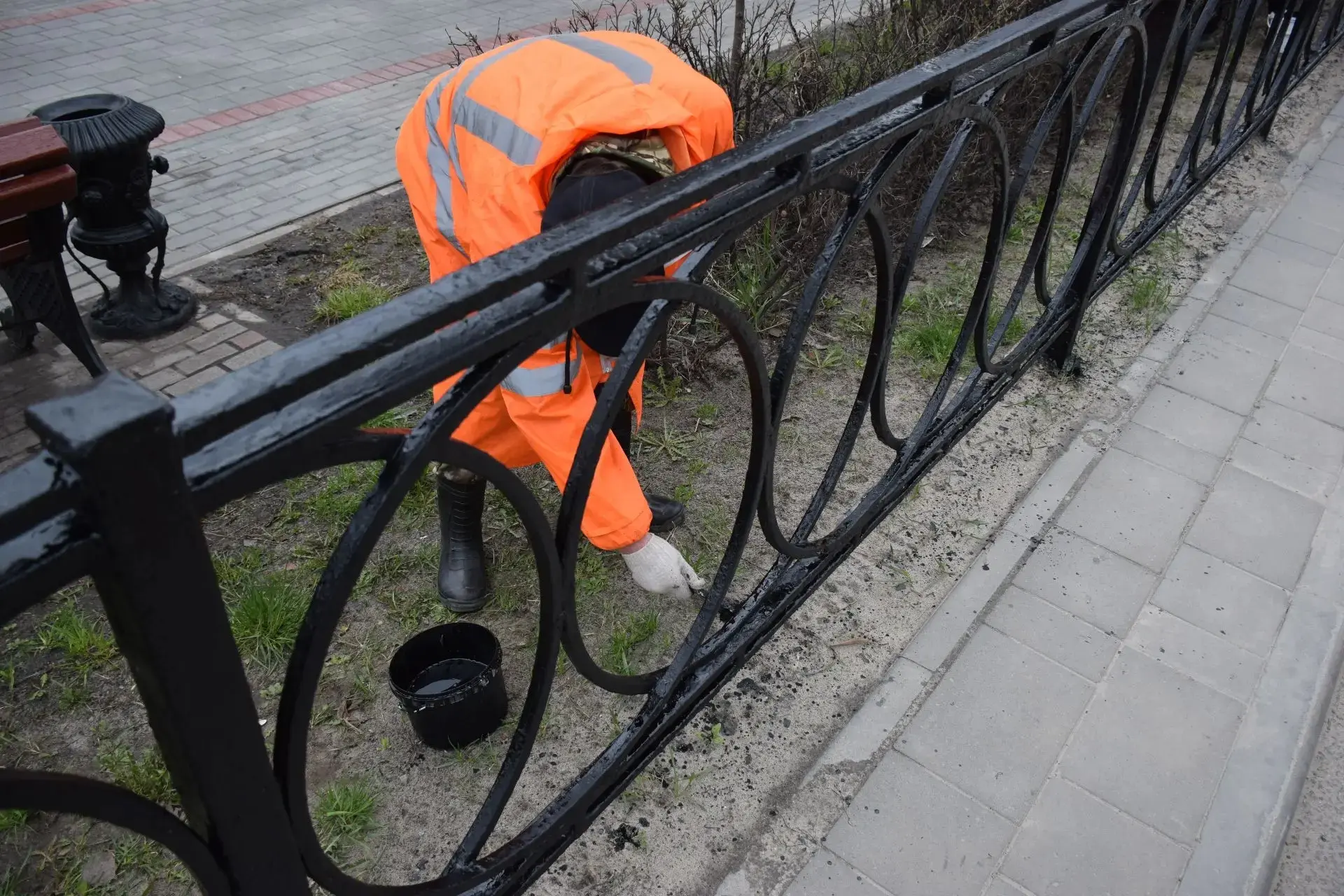 Перерыв в дождливой погоде позволил хозяйственным службам приступить к зачистке и покраске элементов дорожной инфраструктуры Перерыв в дождливой погоде позволил хозяйственным службам приступить к зачистке и покраске элементов дорожной инфраструктуры