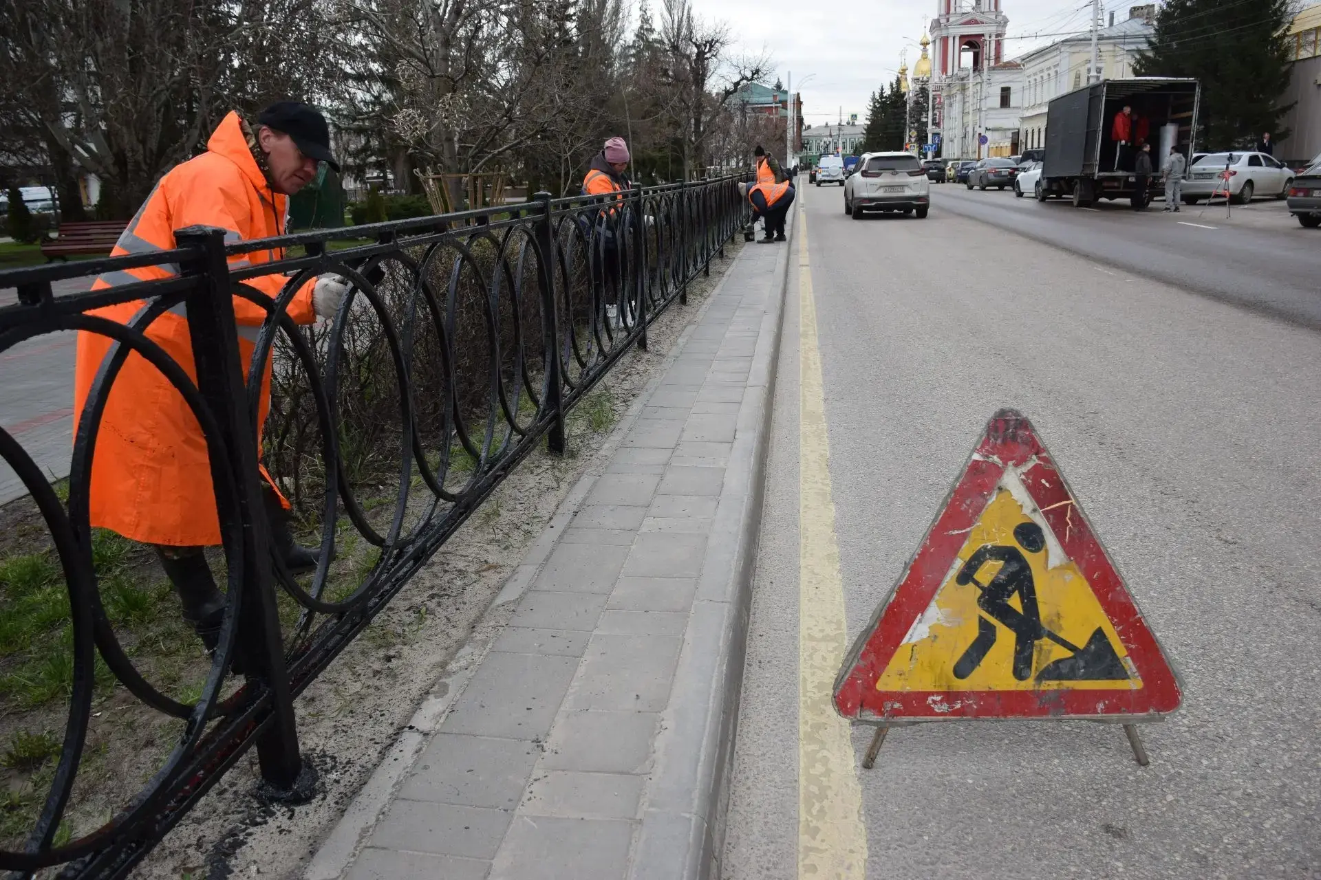 Перерыв в дождливой погоде позволил хозяйственным службам приступить к зачистке и покраске элементов дорожной инфраструктуры Перерыв в дождливой погоде позволил хозяйственным службам приступить к зачистке и покраске элементов дорожной инфраструктуры