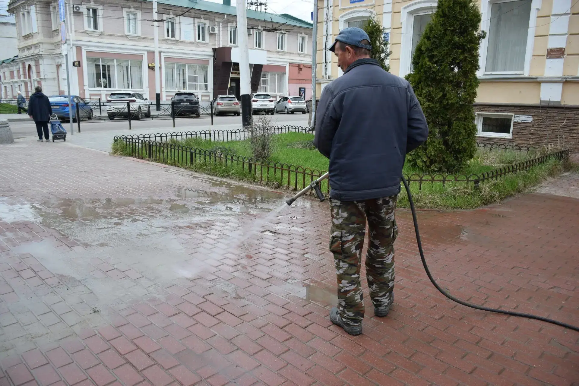 Перерыв в дождливой погоде позволил хозяйственным службам приступить к зачистке и покраске элементов дорожной инфраструктуры