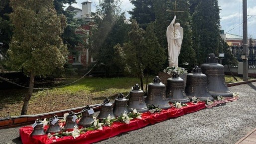 В Мичуринске в праздник Светлого Христова Воскресения епископ Гермоген освятил большую звонницу Ильинского храма, состоящую из 11 новых колоколов - они подобраны специально, чтобы звучать гармонично и мелодично