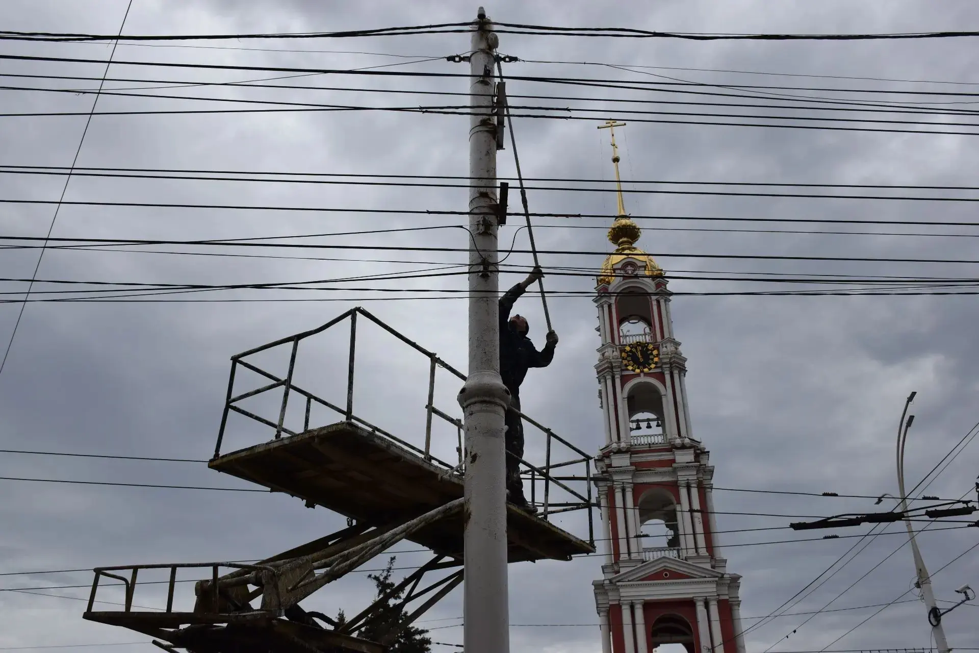 Перерыв в дождливой погоде позволил хозяйственным службам приступить к зачистке и покраске элементов дорожной инфраструктуры Перерыв в дождливой погоде позволил хозяйственным службам приступить к зачистке и покраске элементов дорожной инфраструктуры