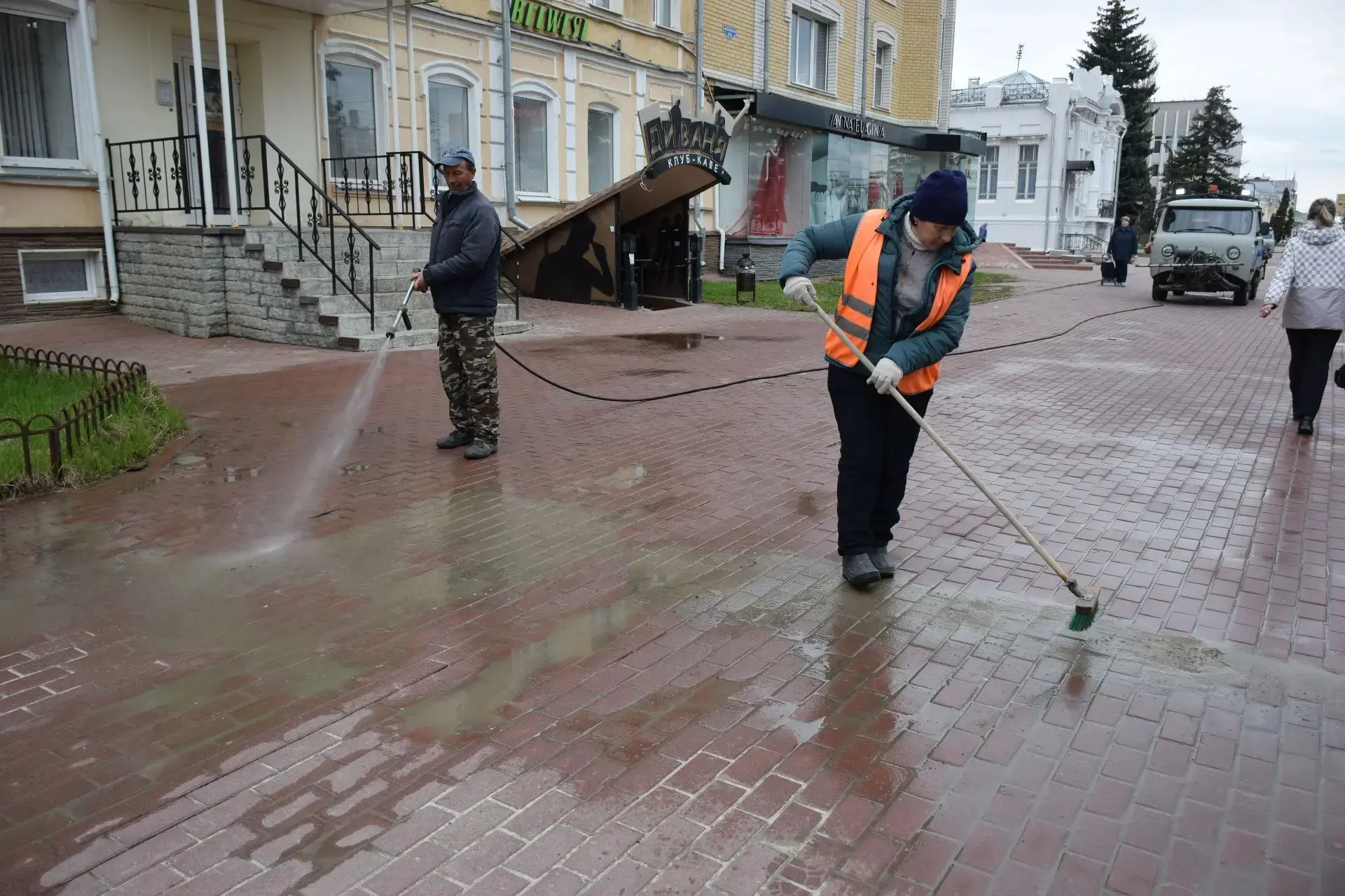 Перерыв в дождливой погоде позволил хозяйственным службам приступить к зачистке и покраске элементов дорожной инфраструктуры Перерыв в дождливой погоде позволил хозяйственным службам приступить к зачистке и покраске элементов дорожной инфраструктуры