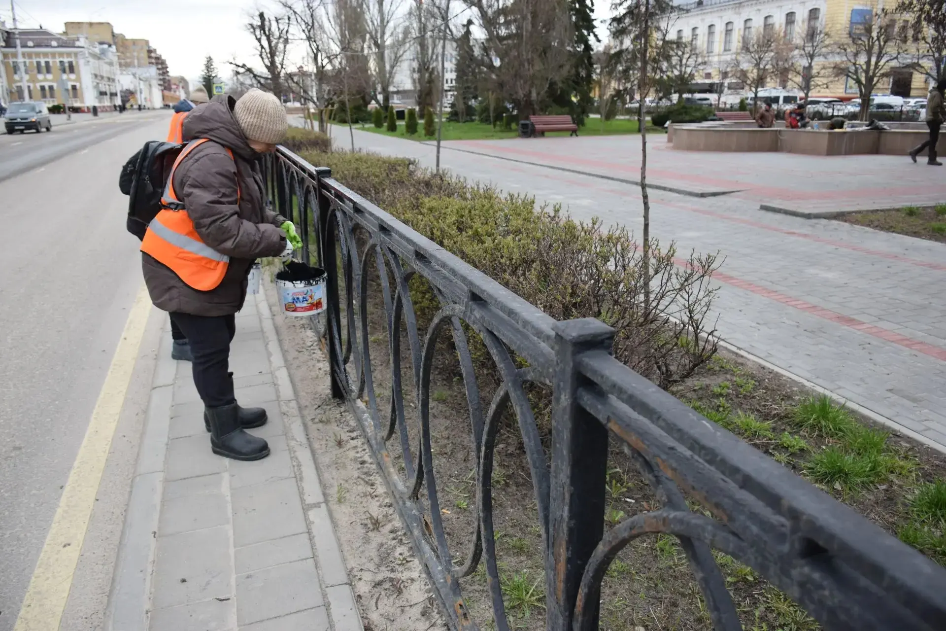 Перерыв в дождливой погоде позволил хозяйственным службам приступить к зачистке и покраске элементов дорожной инфраструктуры Перерыв в дождливой погоде позволил хозяйственным службам приступить к зачистке и покраске элементов дорожной инфраструктуры
