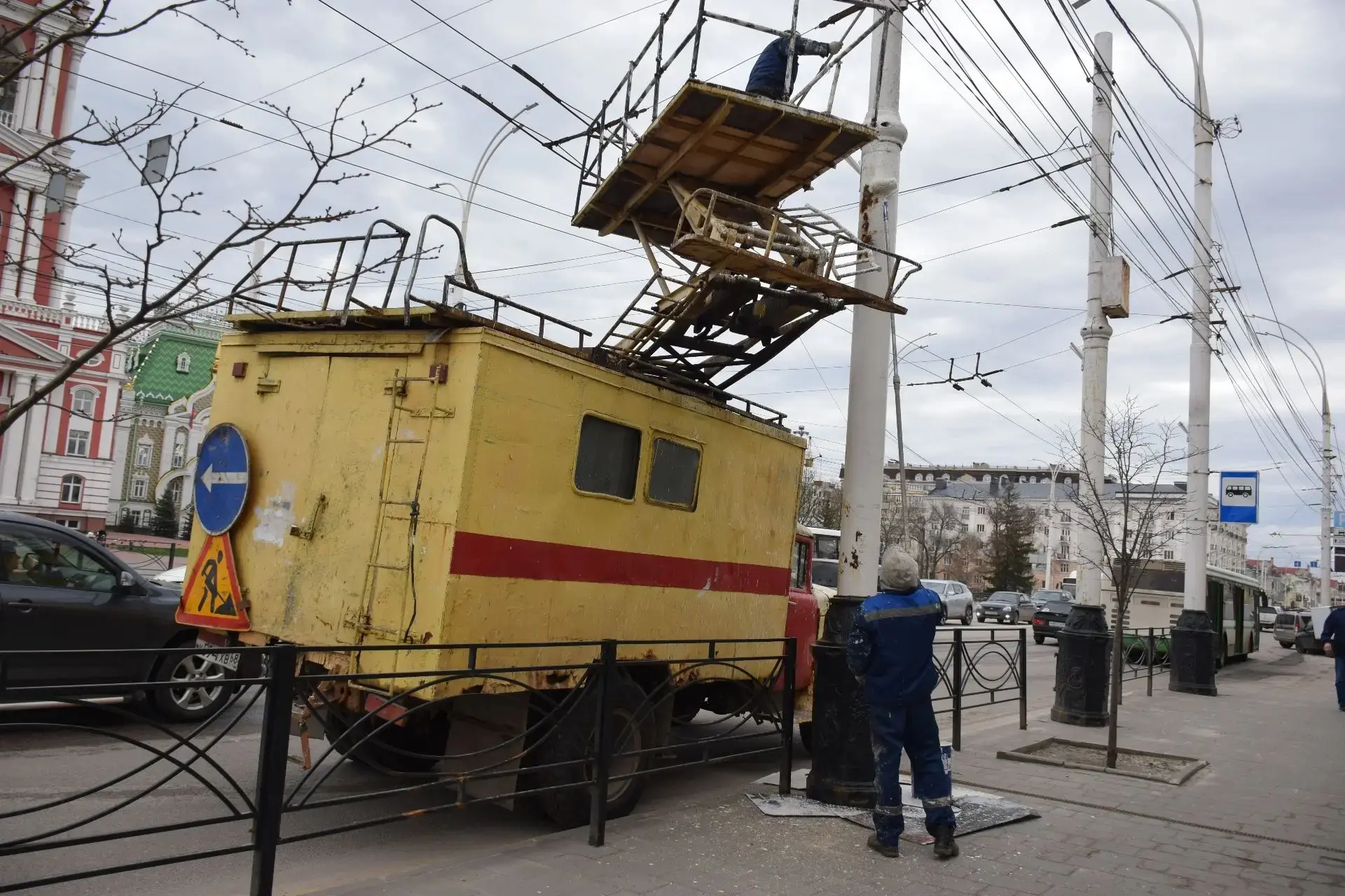 Перерыв в дождливой погоде позволил хозяйственным службам приступить к зачистке и покраске элементов дорожной инфраструктуры Перерыв в дождливой погоде позволил хозяйственным службам приступить к зачистке и покраске элементов дорожной инфраструктуры