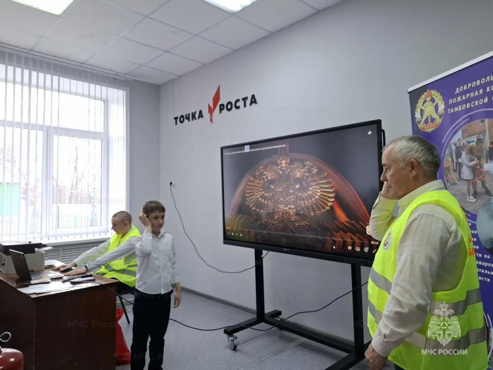 Огонь под контролем: добровольцы провели мастер-класс для школьников Огонь под контролем: добровольцы провели мастер-класс для школьников