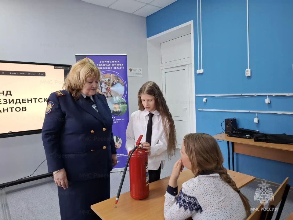 Огонь под контролем: добровольцы провели мастер-класс для школьников Огонь под контролем: добровольцы провели мастер-класс для школьников