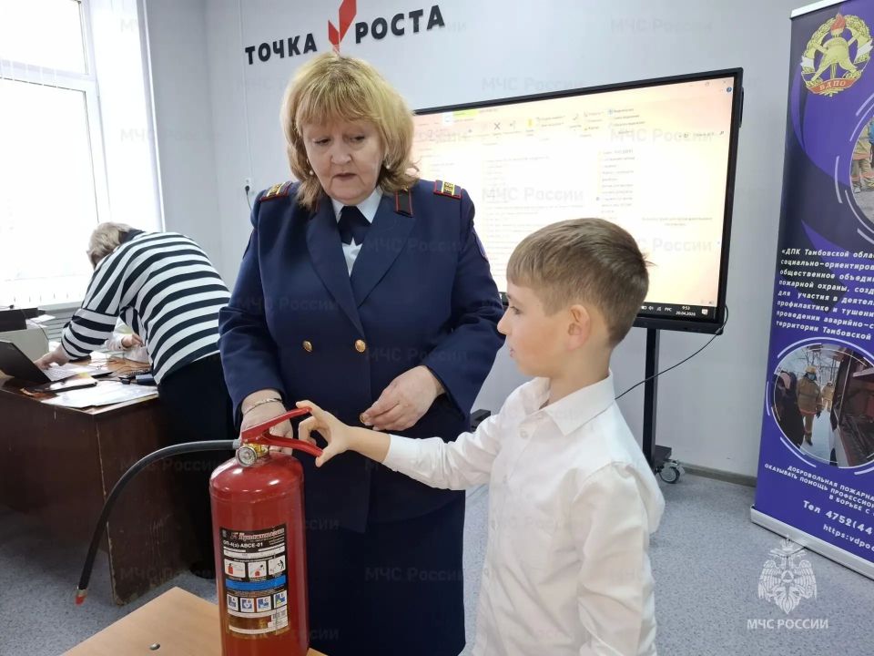 Огонь под контролем: добровольцы провели мастер-класс для школьников Огонь под контролем: добровольцы провели мастер-класс для школьников