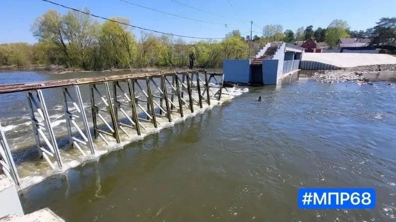 В Пригородному лесу приступили к установке новой сборной плотины