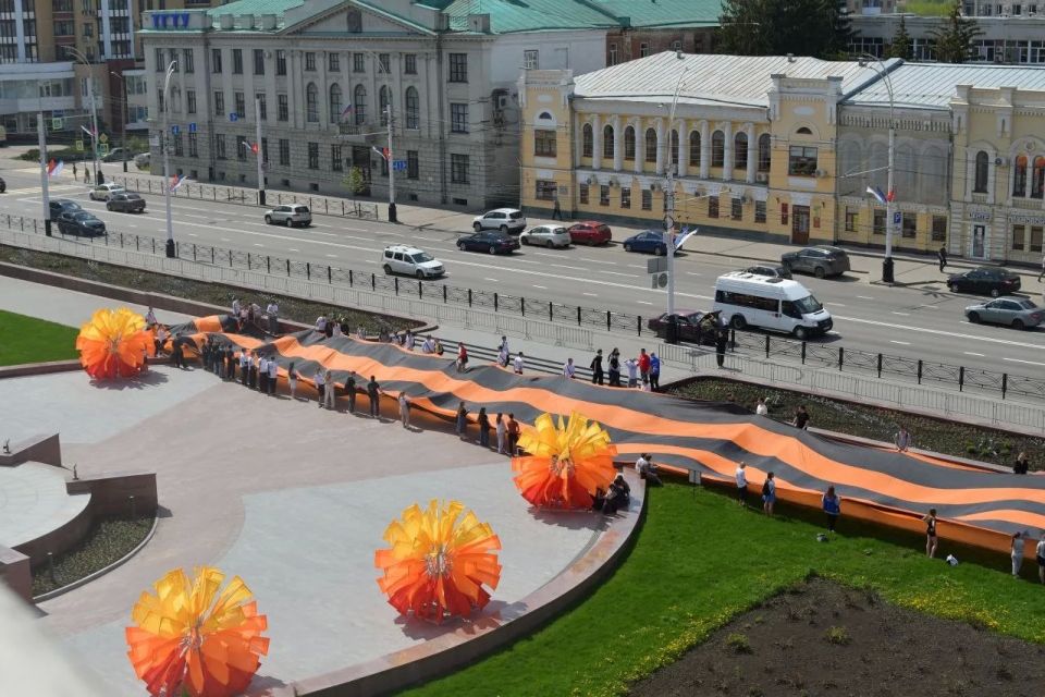 В сквере Зои Космодемьянской активисты молодежных и образовательных организаций Тамбовской области и вместе с представителями регионального отделения партии «Единая Россия» провели флешмоб, посвященный празднованию Дня Победы