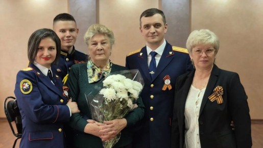 В Тамбовской области офицеры следственного управления совместно с кадетами и воспитанниками подшефного детского учреждения поздравили жительницу блокадного Ленинграда Антонину Михайловну Чиликину с Днем Победы