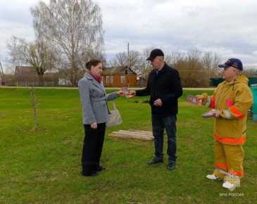 Воронцовские добровольцы учат безопасному обращению с огнем