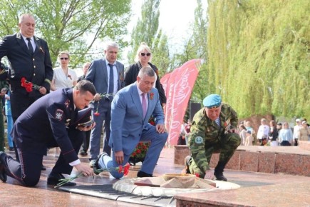 В Мичуринске сотрудники транспортной полиции возложили цветы к «Вечному огню» на Площади Славы