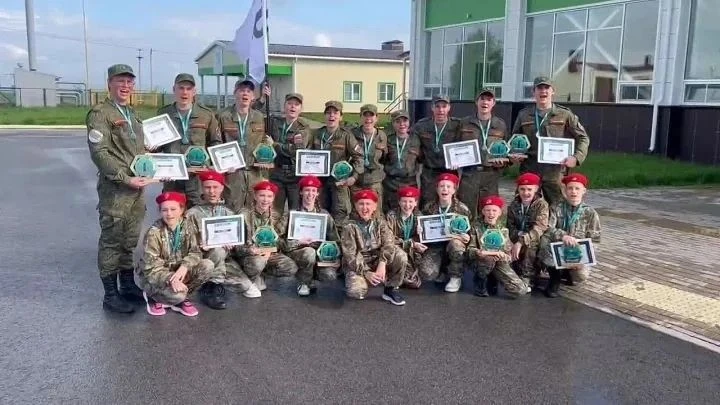 Команда школы «СколковоТамбов» добилась выдающегося результата на региональном этапе всероссийской военнопатриотической игры «Зарница 2.0». Ребята завоевали первое место сразу в двух возрастных категориях – средней и старшей
