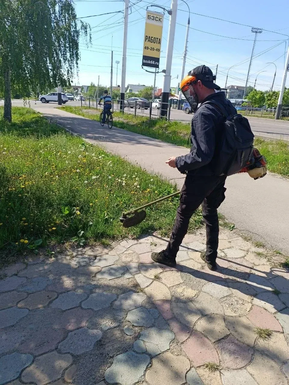 Своевременный покос травы - одна из главных задач городских служб Своевременный покос травы - одна из главных задач городских служб